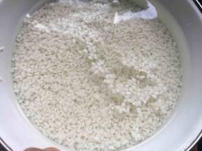 糯米洗净浸泡2小时以上，滤干水分与红豆搅拌均匀；