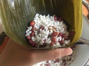 往筒子装入糯米和蜜枣；