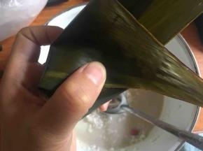 将上部的叶子往下折，注意完全盖住陷料；