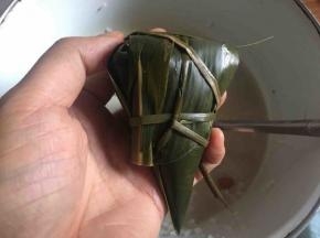 用棕绳将粽子捆绑扎实即可；