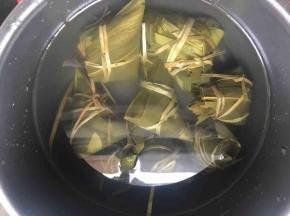 将绑好的粽子放入电饭煲中，倒入没过粽子的水，2个煲汤程序加压力满格至自然放气即可；