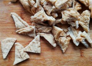 首先把油豆干每块改刀成三角形，方便入味。