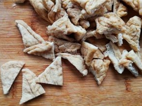 首先把油豆干每块改刀成三角形，方便入味。