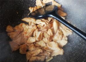 翻炒片刻后，撒入少许盐和生抽调味，再倒入少许清水加盖煮沸。