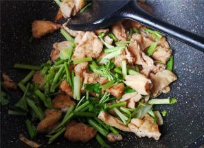 最后把芹菜掐掉叶子，切段倒入锅中翻炒均匀，断生后就可以起锅食用了。