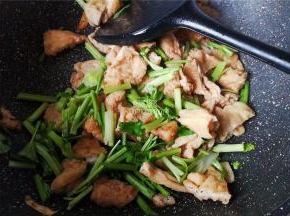 最后把芹菜掐掉叶子，切段倒入锅中翻炒均匀，断生后就可以起锅食用了。