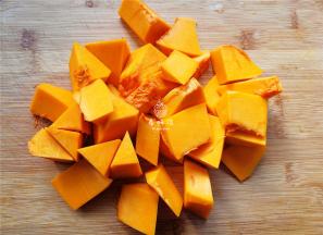 首先把南瓜去皮挖掉瓜瓤，切小块备用。