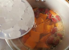 开火炖煮，翻滚了放入冰糖，再加盖炖煮，上气后煮上十分钟就可以了。