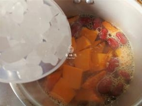 开火炖煮，翻滚了放入冰糖，再加盖炖煮，上气后煮上十分钟就可以了。