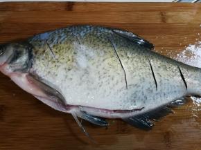 鳊鱼清理干净，用两小勺盐里外抹匀腌制二十分钟，冲洗一下，擦干水