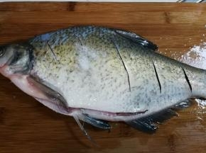 鳊鱼清理干净，用两小勺盐里外抹匀腌制二十分钟，冲洗一下，擦干水