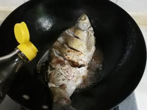 热锅热油放入鳊鱼煎至微黄，关火放入醋