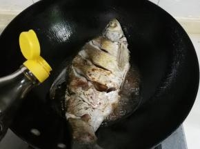 热锅热油放入鳊鱼煎至微黄，关火放入醋