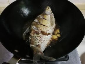 重新开火，放入姜片