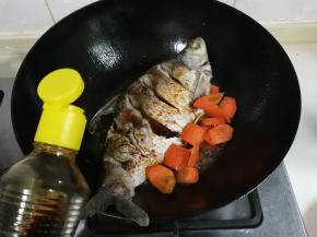 放入胡萝卜煎出香味，放入生抽