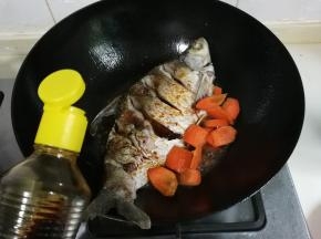 放入胡萝卜煎出香味，放入生抽
