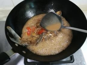 放入适量清水烧开转中火烧十分钟，大火收汁