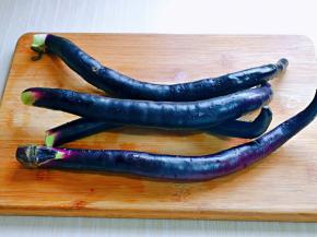 首先将茄子去根洗干净。