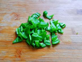 青椒去根去籽，洗干净切小块。