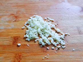 大蒜去皮切碎。