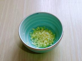 蒜末放入碗中。