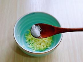 按个人口味加入盐。