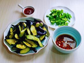 腌制好的茄子把水分挤干，准备工作完成。