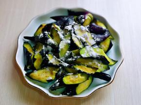 茄子上撒上少许淀粉，抓拌均匀。