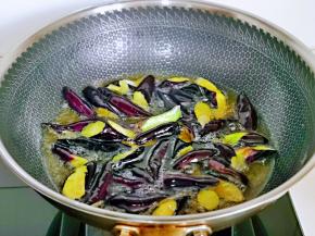 起油锅，油温7成时下入茄子，夏至茄子面表硬，捞出淋油。