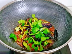 加入切好的青椒块。