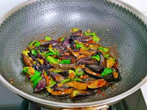 快速翻炒均匀，关火出锅。