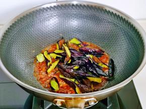 下入炸过的茄子。