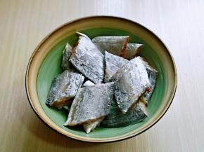 带鱼去头，去内脏，清洗干净，放入器具中。
