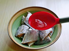 加入料酒，适当多些，去腥。