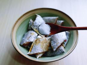 按个人口味加入盐。