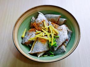 加入切好的姜丝，葱花。