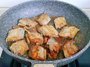 中小火煎至两面金黄。