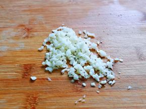 大蒜去皮切碎。