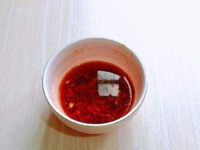 蒜末加入碗中，加入一小勺生抽，一汤勺纯净水搅拌均匀。