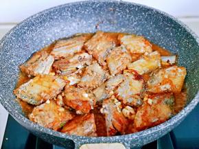 将调好的调味汁倒入煎好的带鱼锅中，大火收汁，轻轻晃动平底锅，待汤汁浓稠关火。