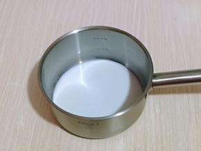 首先将250ml牛奶放入奶锅中。