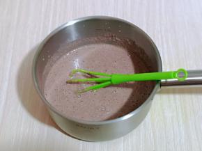 再加入可可粉，用手动打蛋器打至均匀且无干粉。