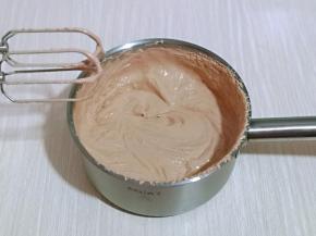 启动电动打蛋器打至3-5分钟，打至有明显纹路即可。