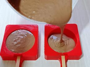 雪糕液倒入模具中。