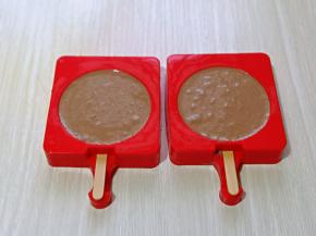 轻轻震动，将气泡震出。