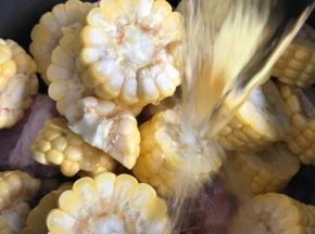 再加入盖过玉米块的水