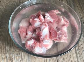 猪排骨砍段，加盐和料酒抓捏均匀，加水浸泡一小时