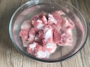 猪排骨砍段，加盐和料酒抓捏均匀，加水浸泡一小时
