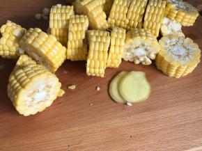 玉米棒洗净，砍成块，备好姜片