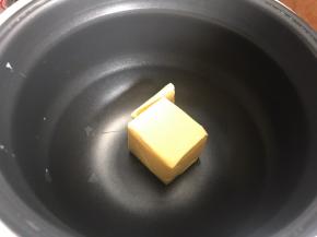 电饭煲插上电源，放入黄油